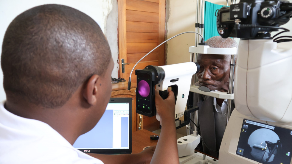 a doctor images a patient's retina using a smartphone-based device