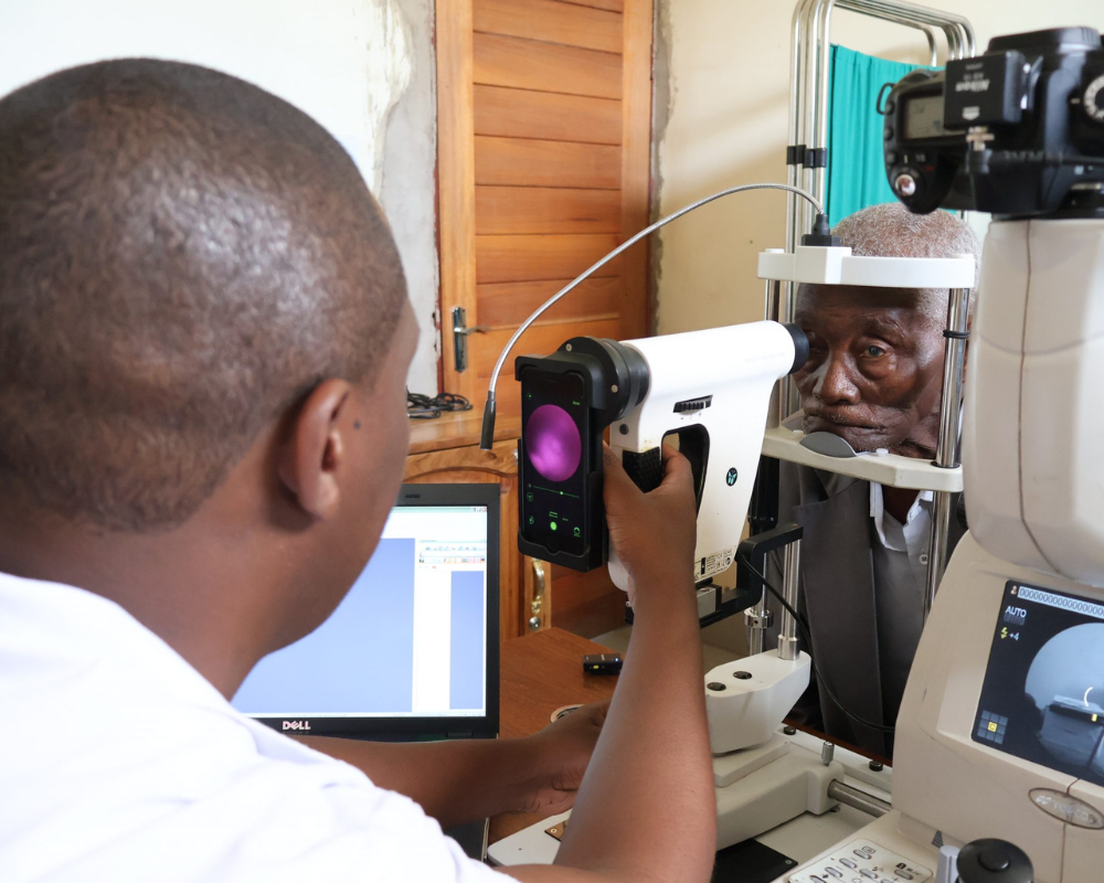 a doctor images a patient's retina using a smartphone-based device 