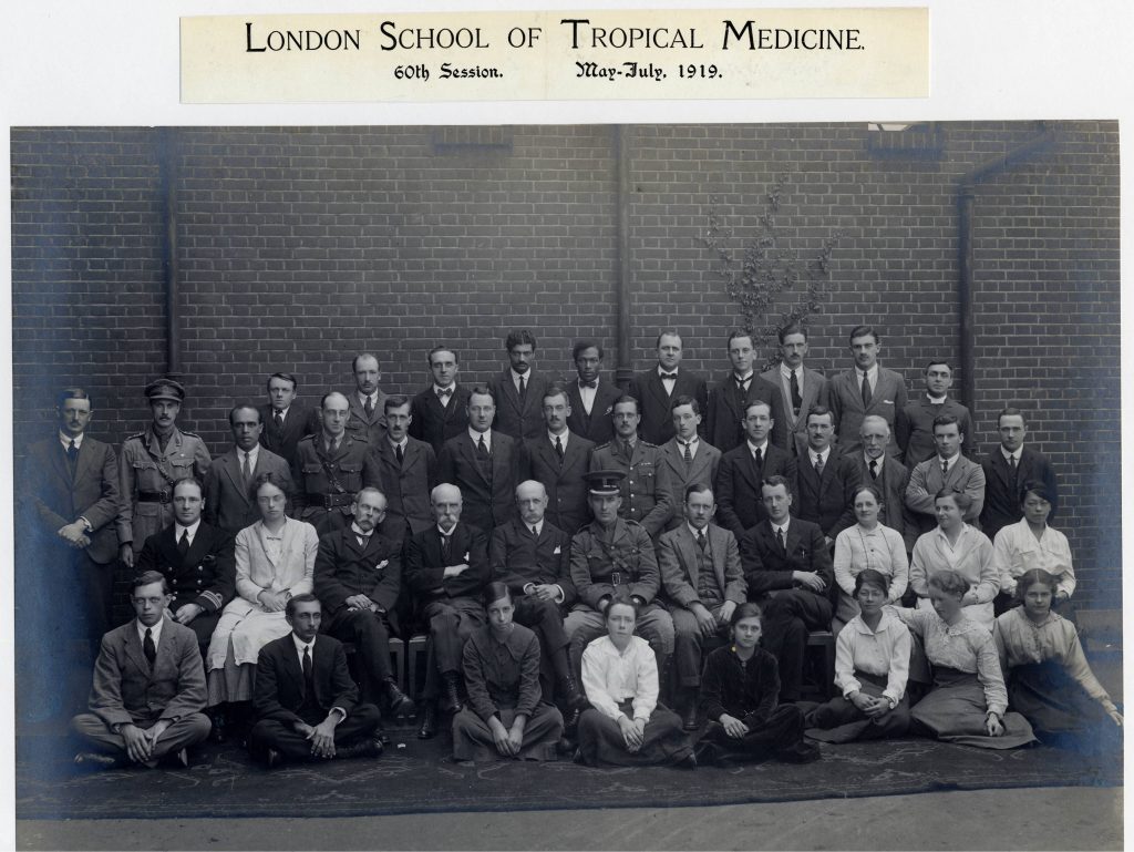 Black and white photograph of the 60th Session at LSHTM. Shows four rows of men and women and Y.H. Hoa Shoo in a white shirt on the second row.